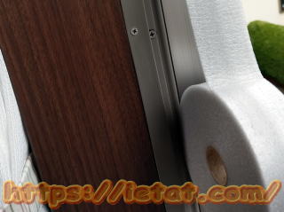 左側外枠の縦枠部の断熱テープの貼り付け