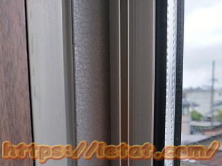 左側外枠の縦枠部の断熱テープ